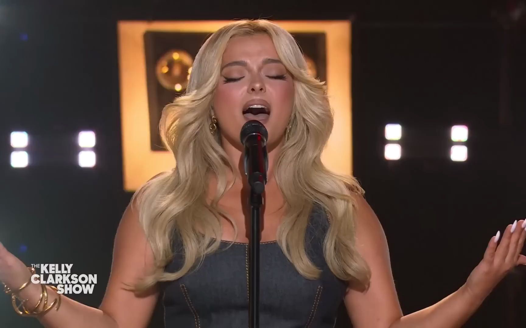 bebe rexha《i am》(live on the kelly clarkson show)[1080p]