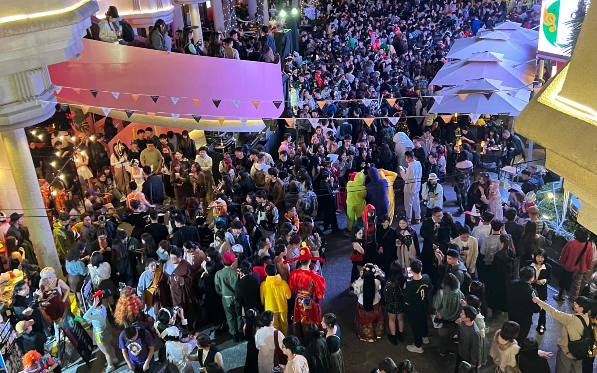 10.28巨鹿路found158万圣节还没开始,已经人山人海