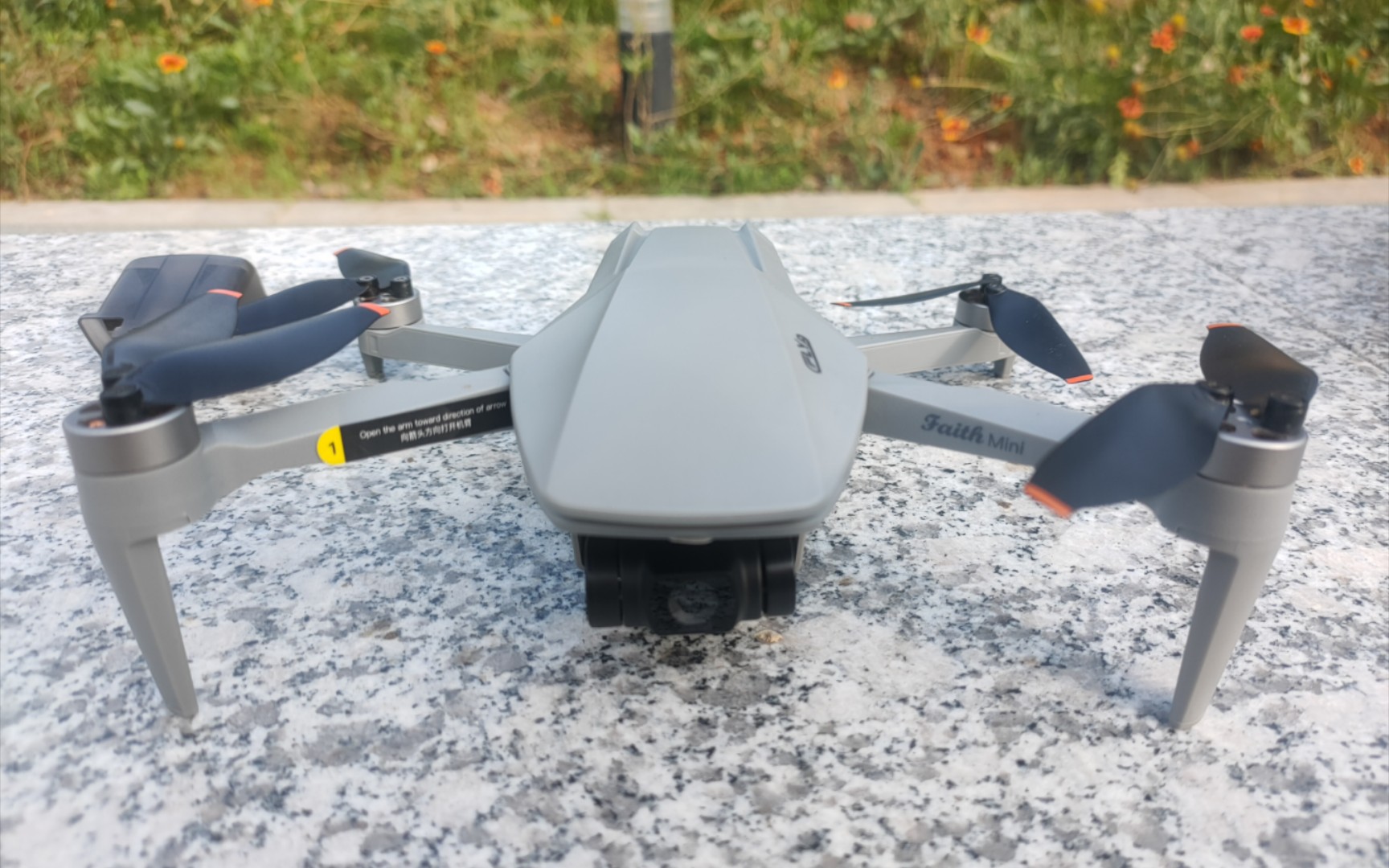 畅天游诚mini无人机低空飞行测试 这个飞控还是不太习惯,有点飘