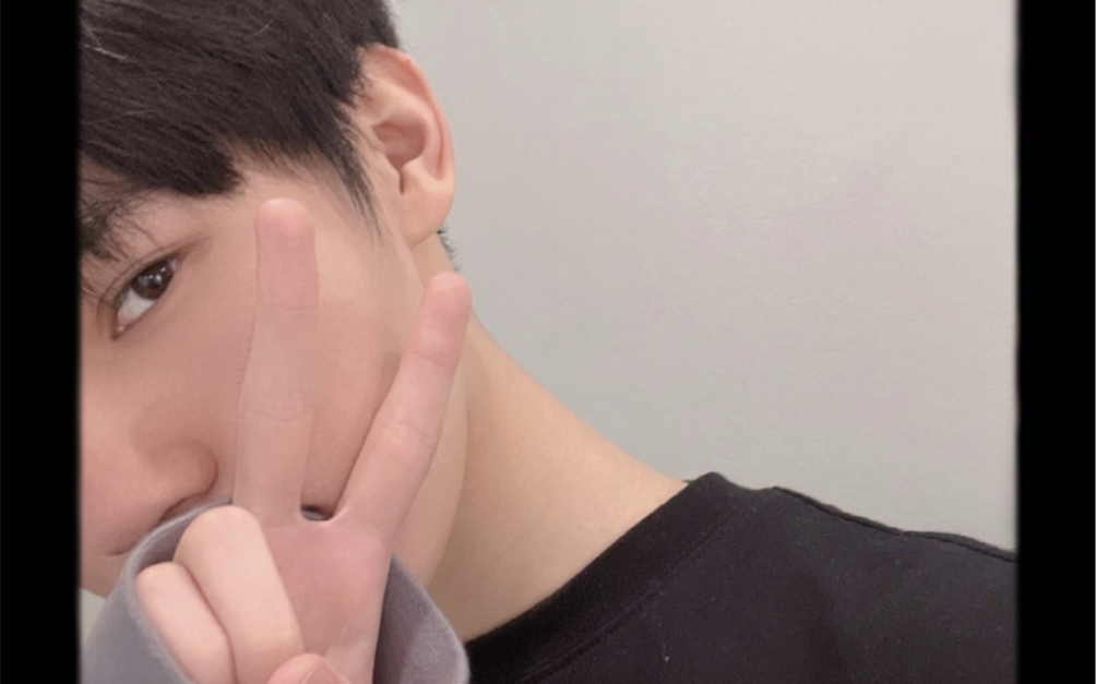 来学下张哥的经典自拍手势