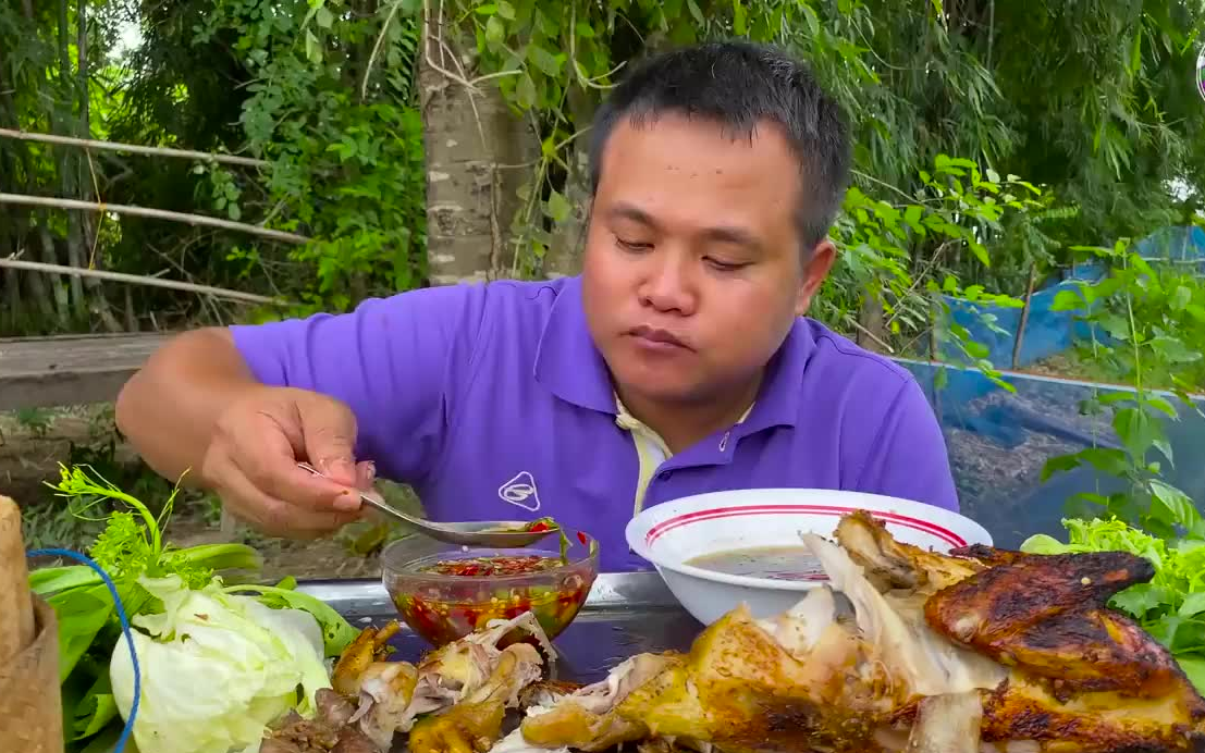 泰国美食**黑哥 独家制作,铁桶烤鸡!