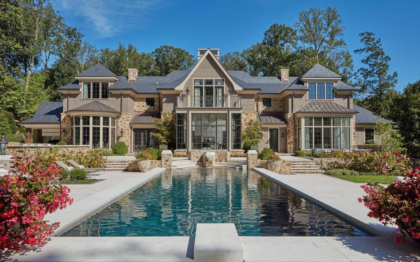 位于马里兰州奥因斯米尔斯高尔夫球场旁的一座精心设计的美丽别墅