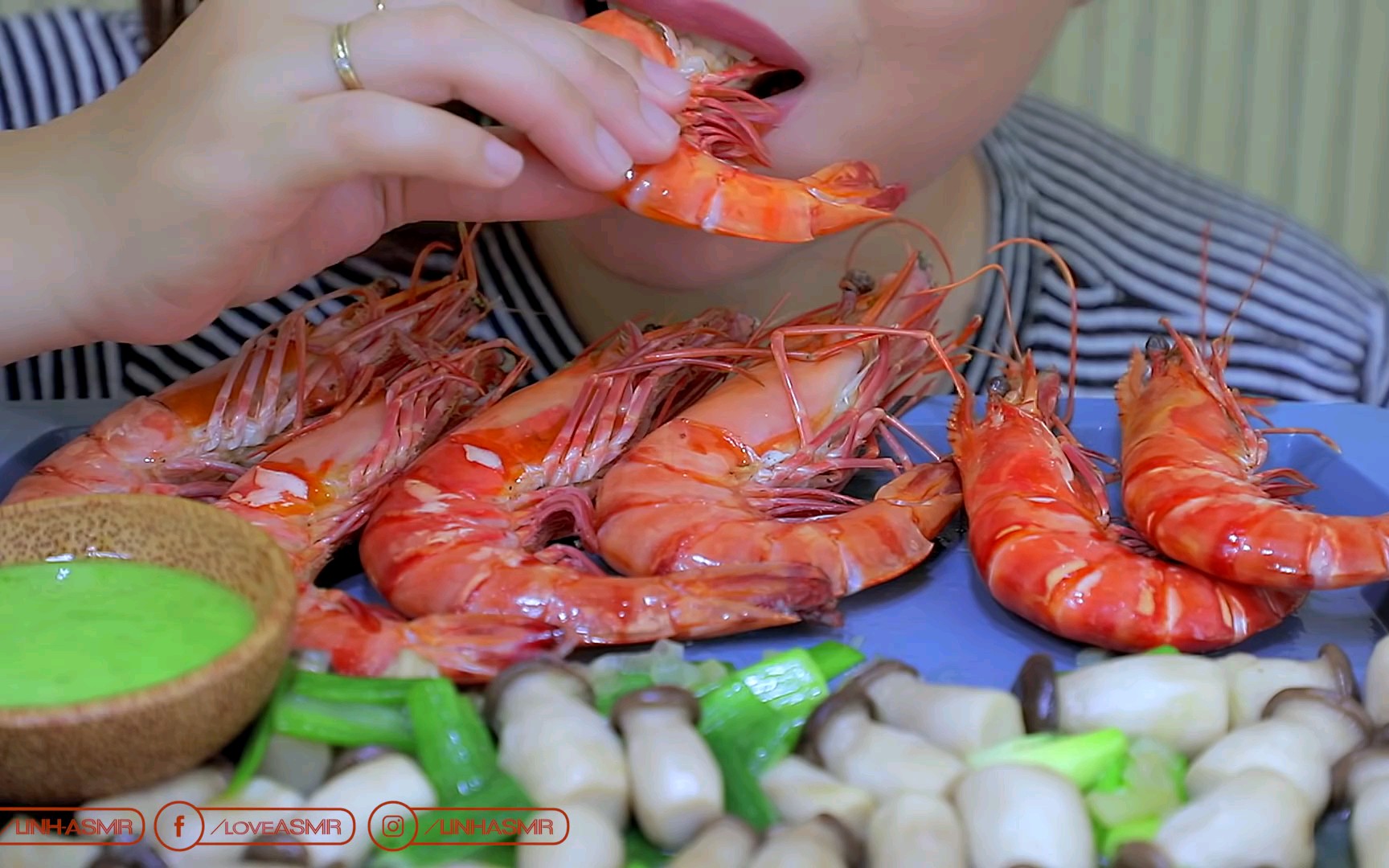 【玲玲小姐姐】玲玲姐吃蘸高饱和原谅色酱汁,吃虾