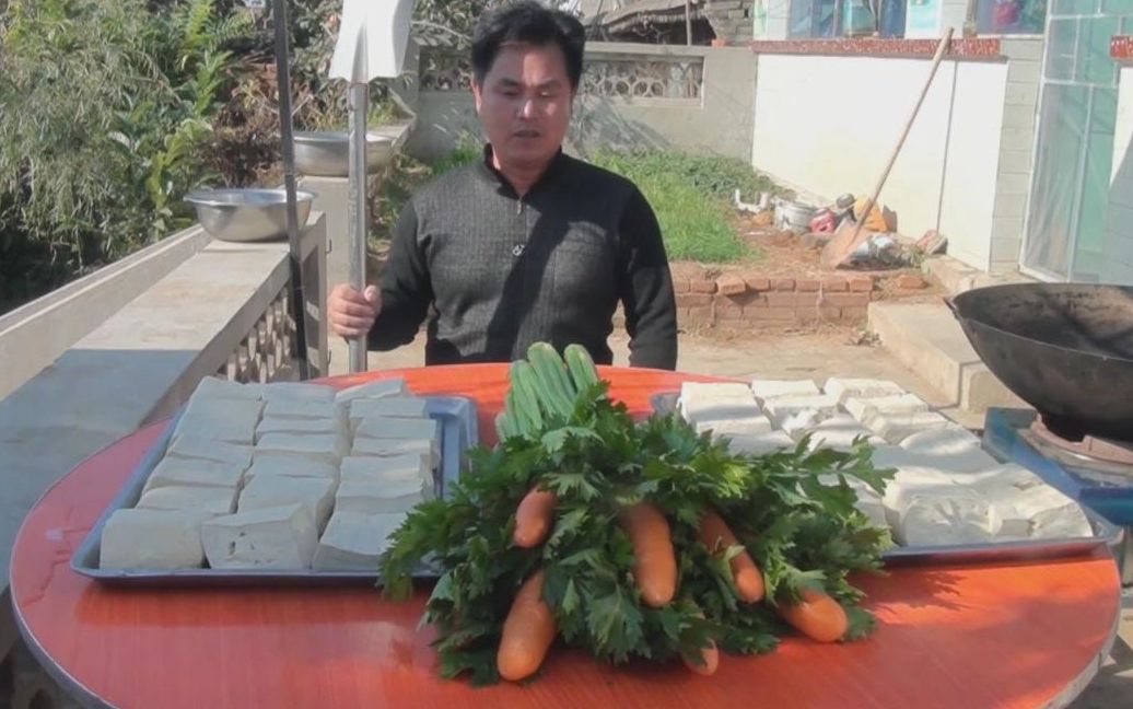 农村大锅哥买了三十盒春卷,炸了三大锅,自己吃得停不下嘴味美!