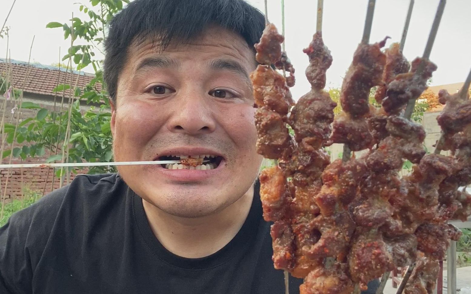 有钱就得吃腰子10串羊腰子1把羊肉串喷香就是火力有点大