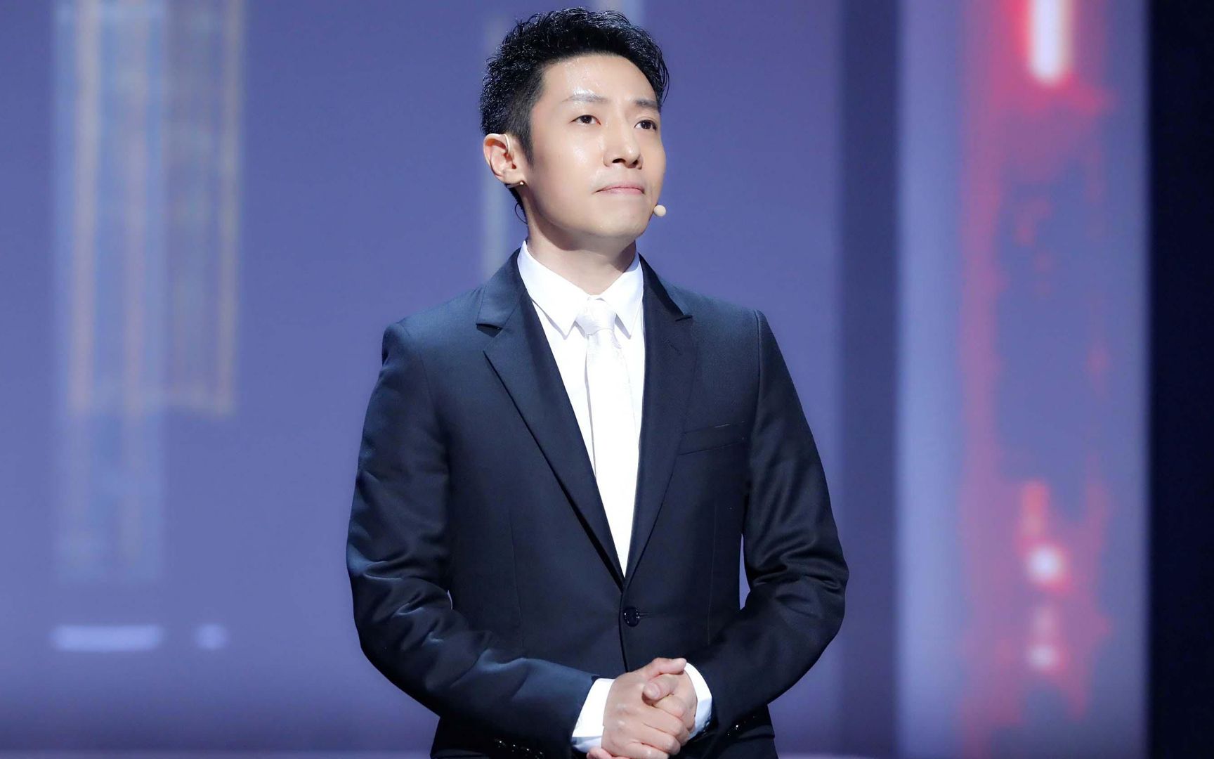 撒贝宁穿假西服卖力唱歌!累到直接躺地大口喘气 喜剧人设屹立不倒