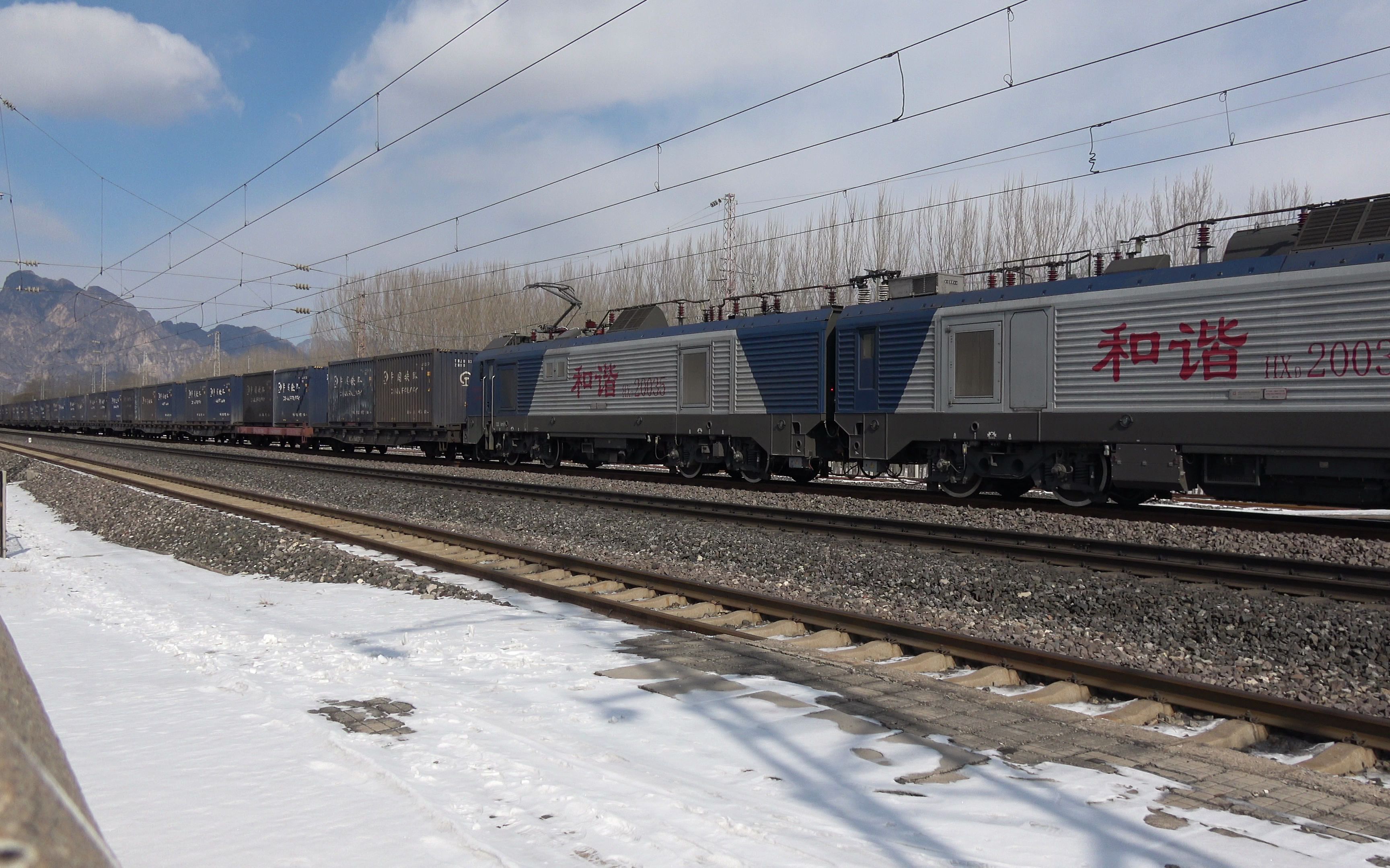 大秦铁路线双机和谐电2机车牵引80103次集装箱大列缓慢通过刚漏列尾就