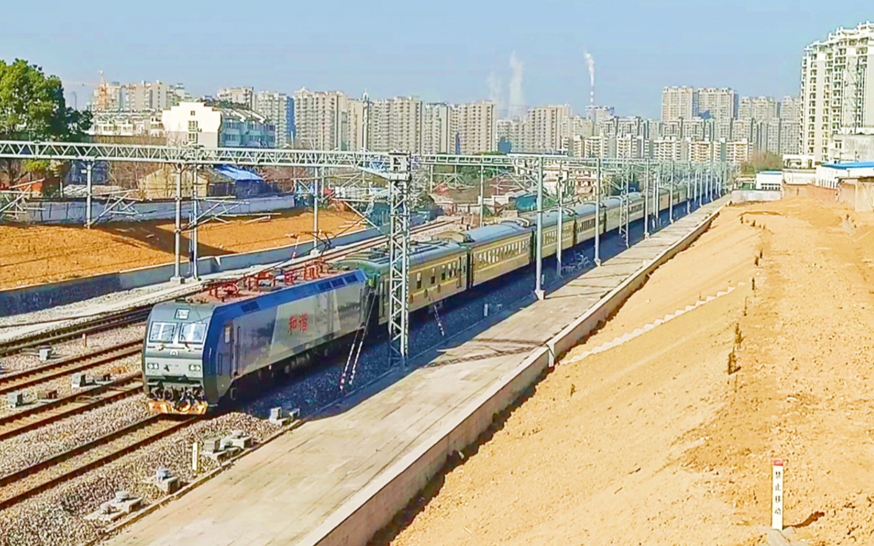 货机拉客车:hxd1c型电力机车牵引客车k4855(成都西-上海)接近合肥站