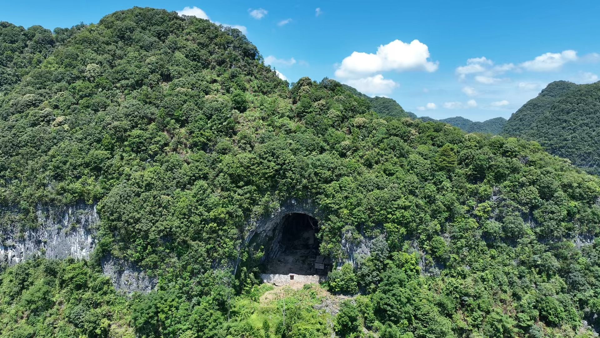 山顶洞人,75岁奶奶和85岁爷爷,独居山洞里没路也没电哔哩哔哩bilibili