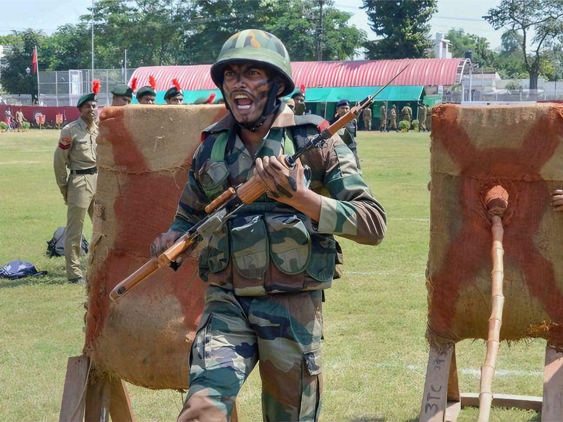 在刺刀术这条赛道上,印度三哥就是无敌的存在!我说的是精神!
