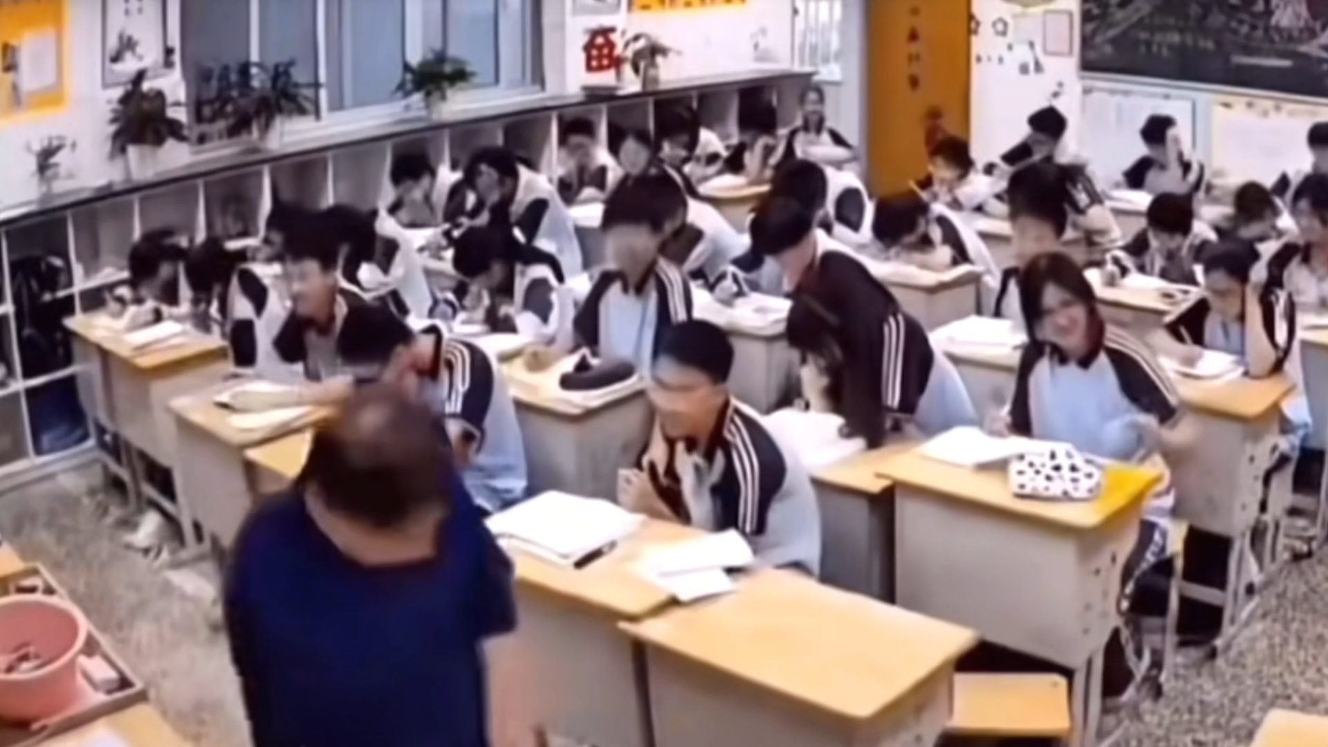 老师拿尺子疯狂敲桌子 但巴迪音效