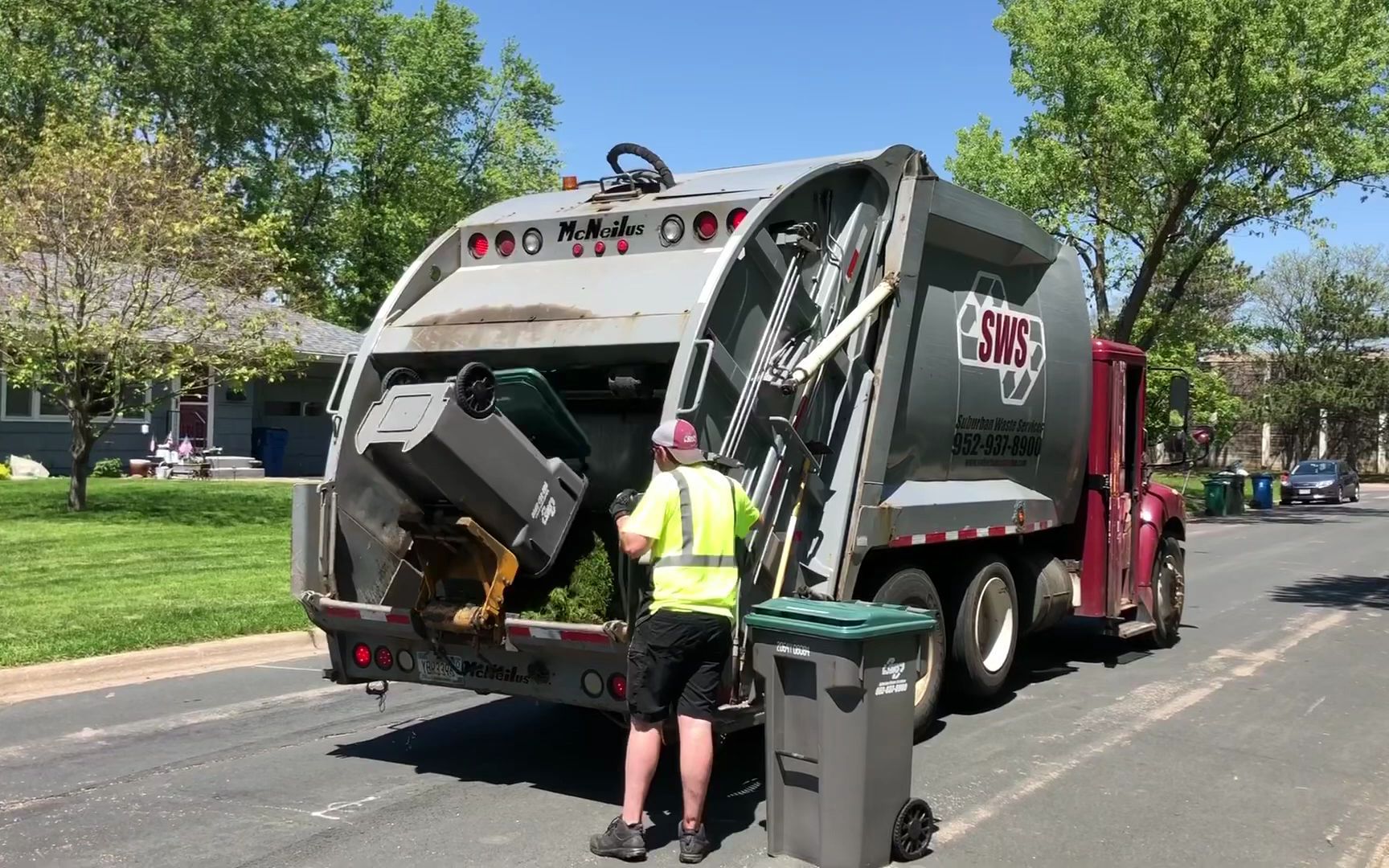 超强美国环卫工,一人承包一社区的垃圾回收