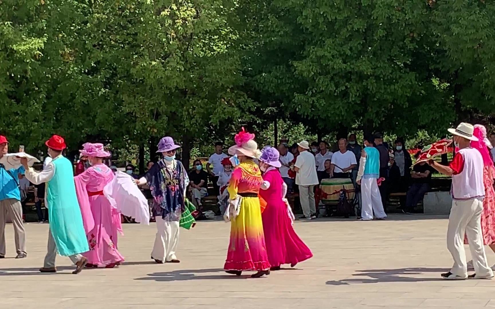 [图]高手在民间，东北大妈广场上扭起大秧歌，个个美若天仙