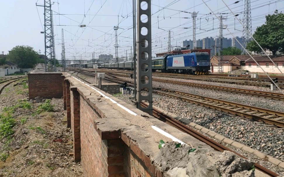 由沈局沈段hxd3c0183牵引的k48次列车(杭州-齐齐哈尔)出德州站