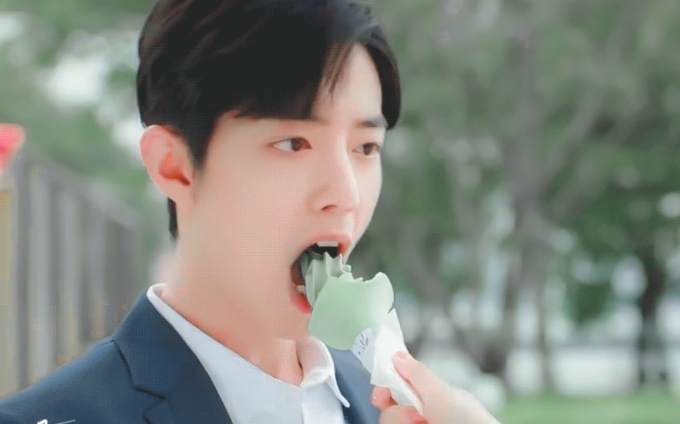 肖战大笨蛋不是这么吃冰激凌的,让我来喂你吃好了