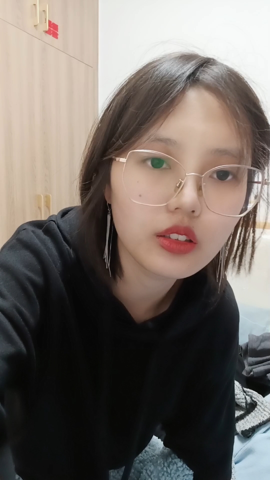 一个28岁的女生,衣柜断舍离会丢掉哪些衣服 6154136155