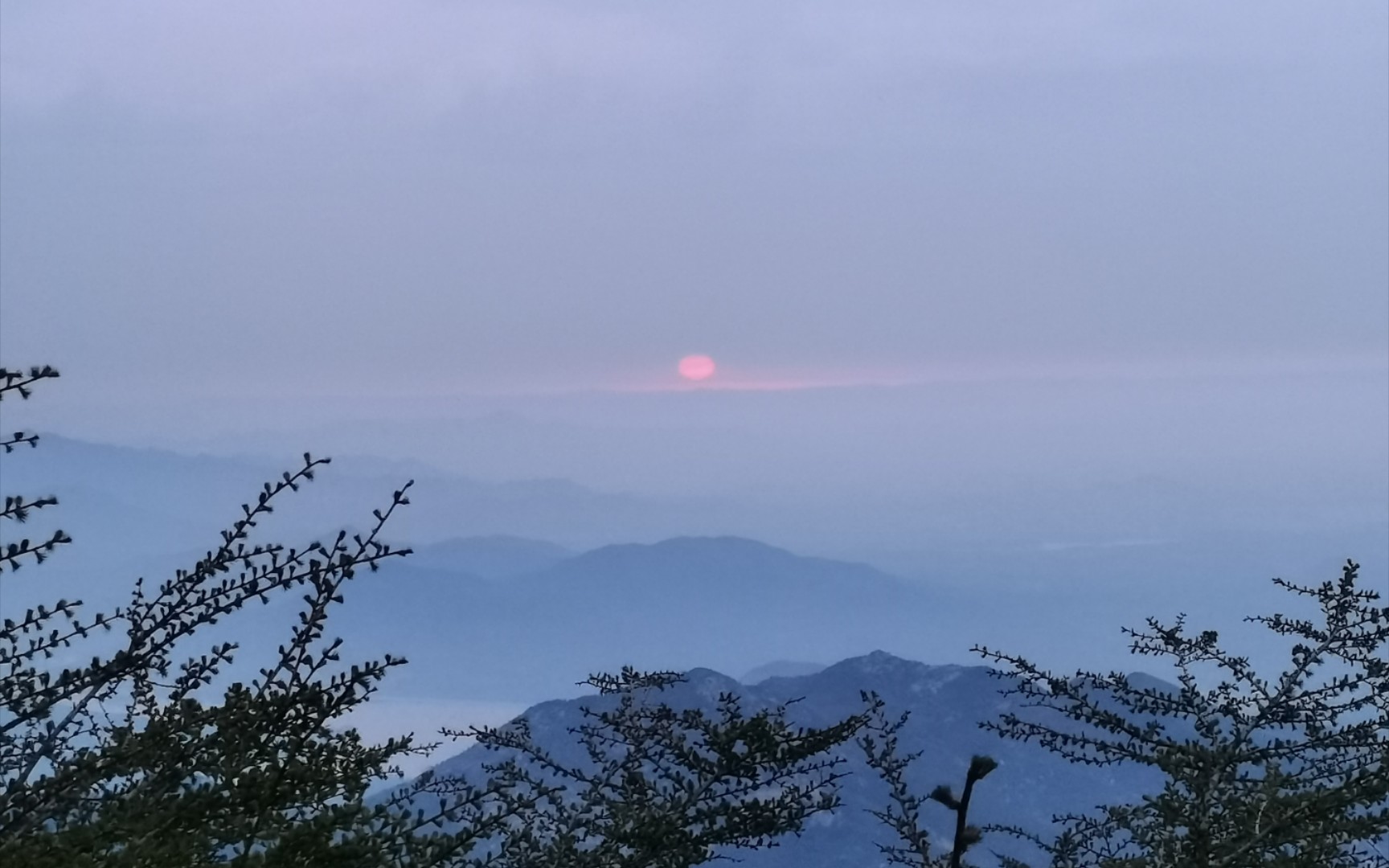 [图]【泰山】去爬一次泰山吧 从黄昏到清晨 爬到生无可恋 待到山顶日出 你会发现什么都释怀了 人间值得✨