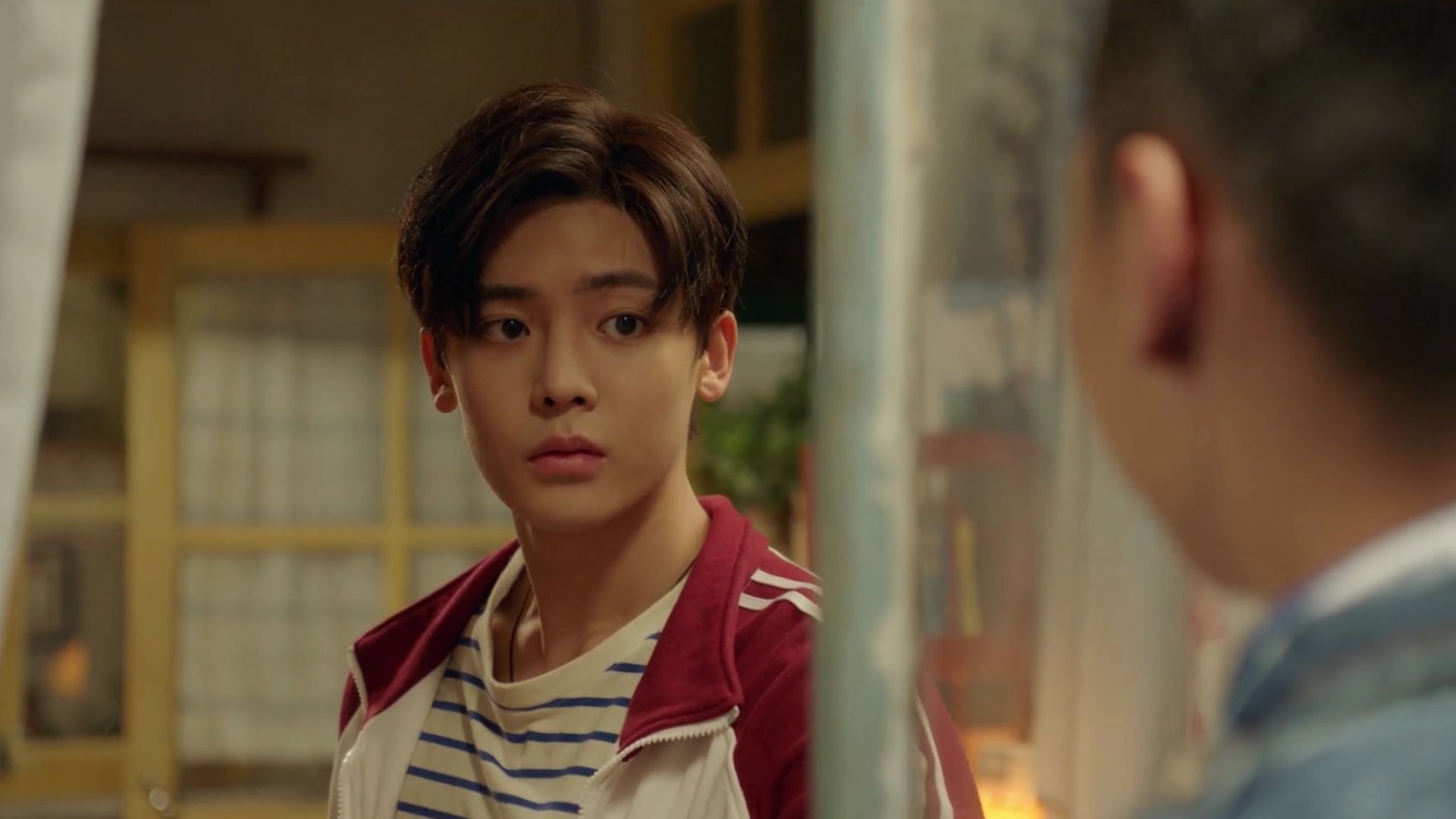 司徒二条当众脱花彪班长衣服,满是伤痕的花彪尤其尴尬,旁边的班主任都