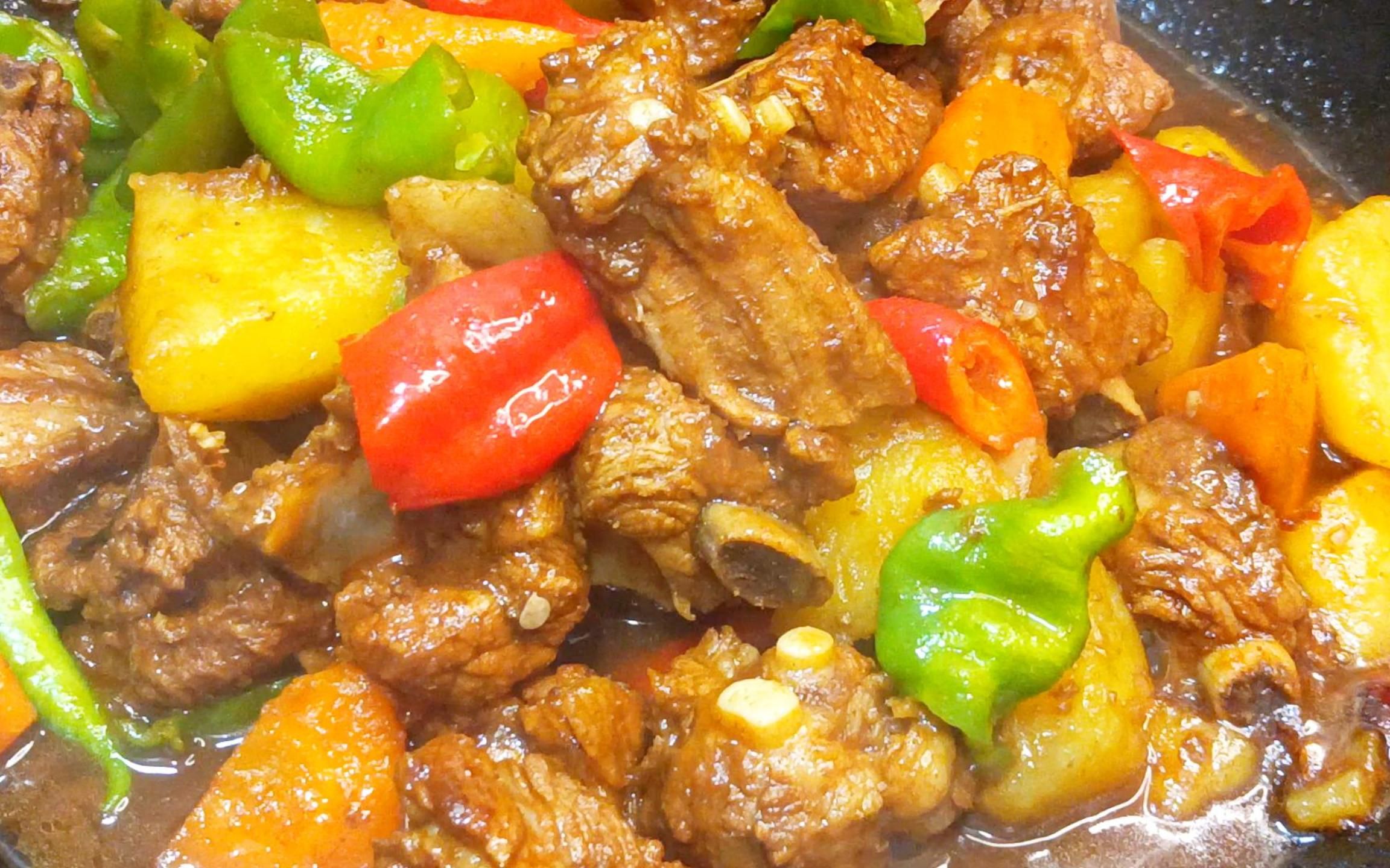 排骨炖土豆,肉菜一锅出,汤汁拌米饭太香了