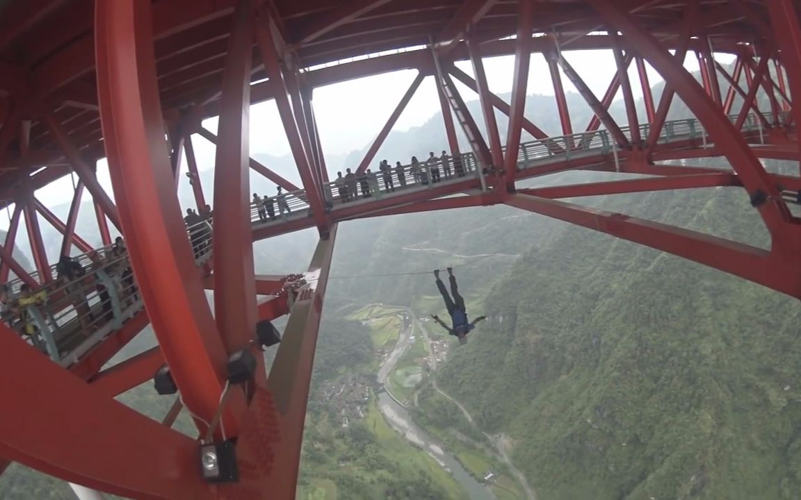 老外在湘西吉首矮寨大桥低空跳伞