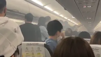 台湾一客机起飞前充电宝突然自燃  现场曝光：机舱内浓烟弥漫