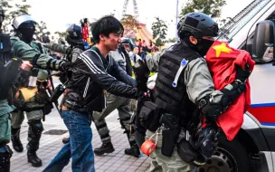 Скачать видео: 被迫拔枪！香港警察在侮辱国旗现场拘捕暴徒，遭围攻......