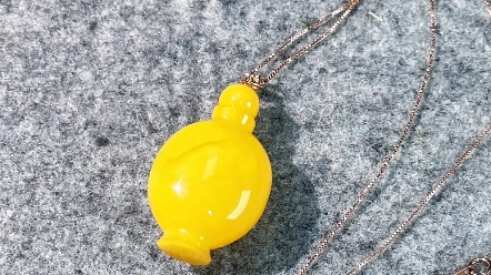 琥珀蜜蜡宝瓶吊坠