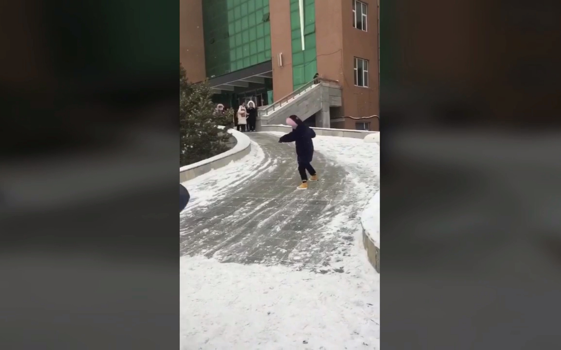 北方的冬天走路全靠滑摔倒全靠扛非常真实的低碳出行