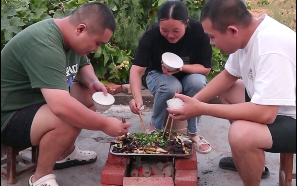 [图]兄弟俩扎竹筏，下河抓鱼，舅妈负责烤鱼，外焦里嫩，吃得真开心！