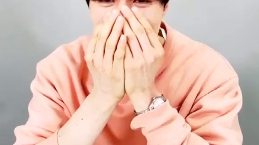 【李栋旭】日常李憨憨上线了,戴着手表还问工作人员几点了