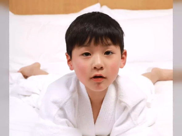 小男孩也可以很可爱.