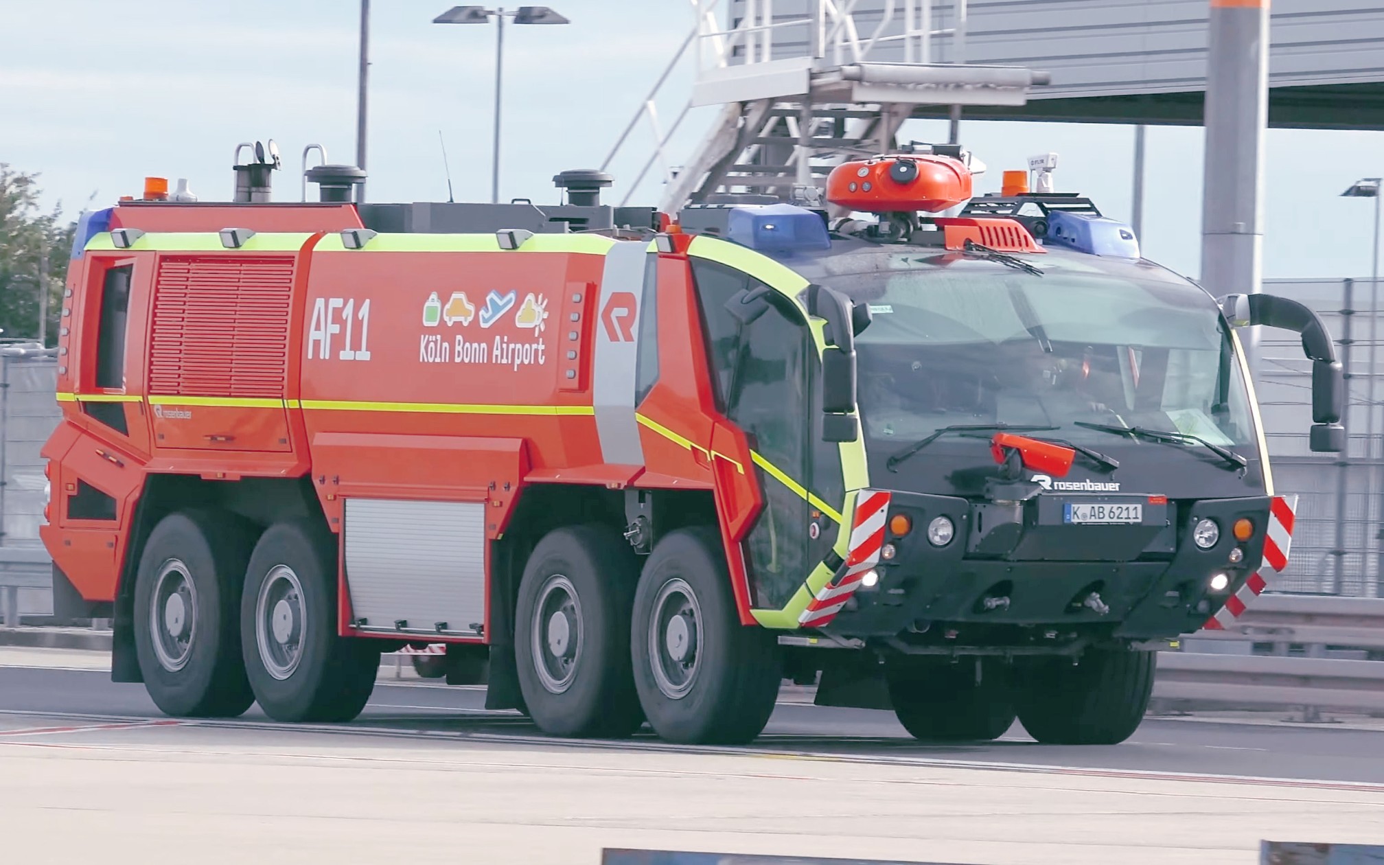 科隆波恩机场panther 8x8消防车模拟灭火演练