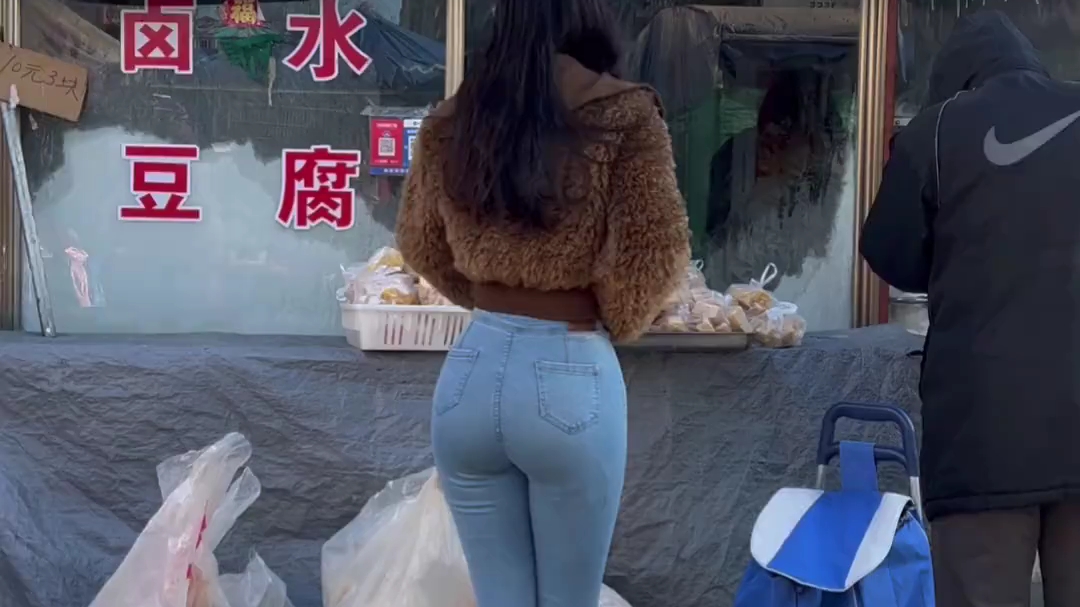 紧身牛仔裤 微胖女孩背影杀