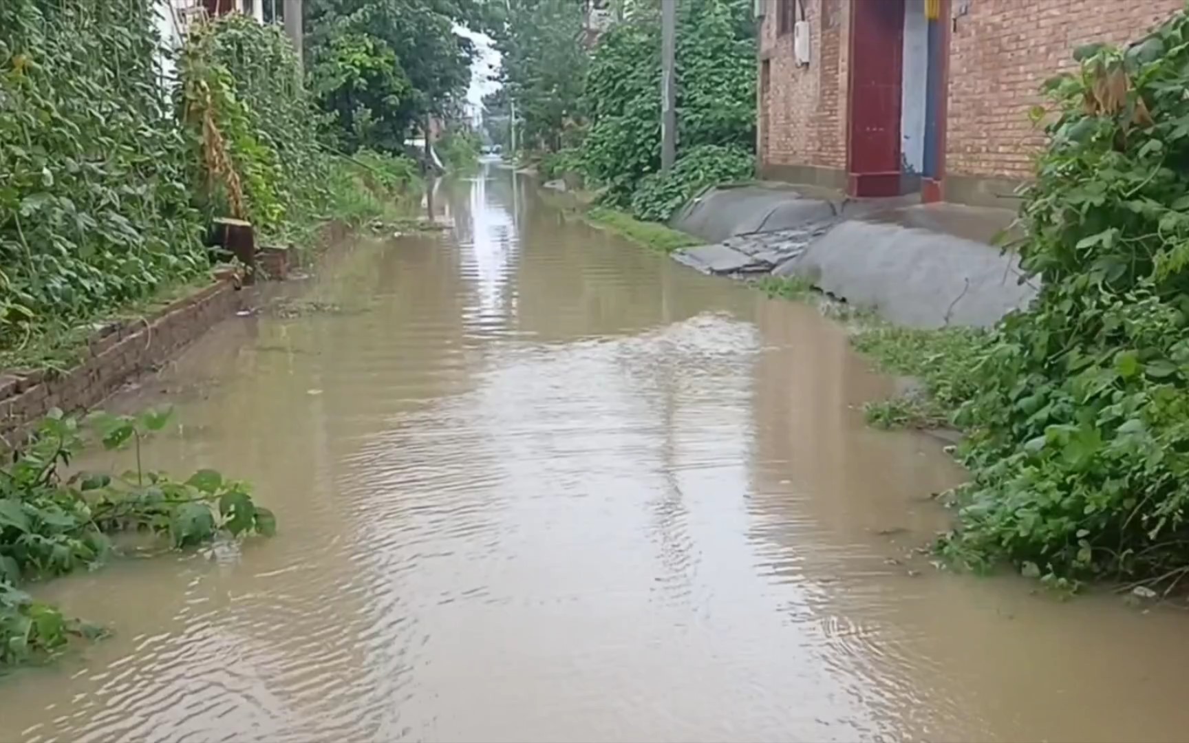 河南武陟暴雨过后道路被淹,村民出行受阻,村干部置之不理