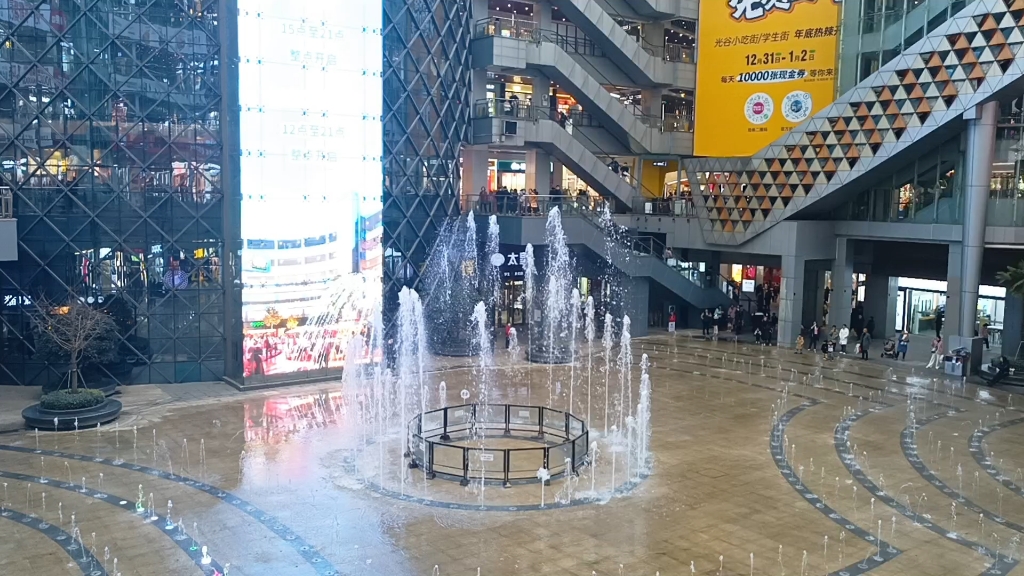 武汉光谷步行街世界城喷泉广场,16:00喷泉表演.