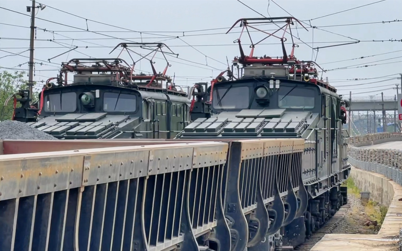 中国宝武马钢集团南山铁矿韶峰牌大鳄鱼电机车在47米站会车