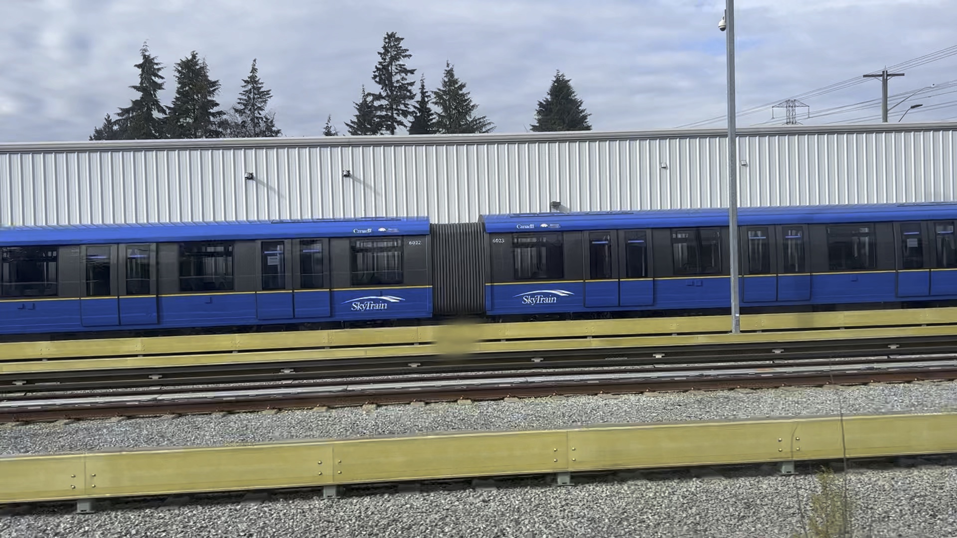 加拿大𐟇谟‡悃 Skytrain2024年新款列车𐟚„目前还是没有上线运营的停放在了Coquitlam市地铁管辖的停车场车辆段里面 刘宸曦拍摄哔哩哔哩bilibili