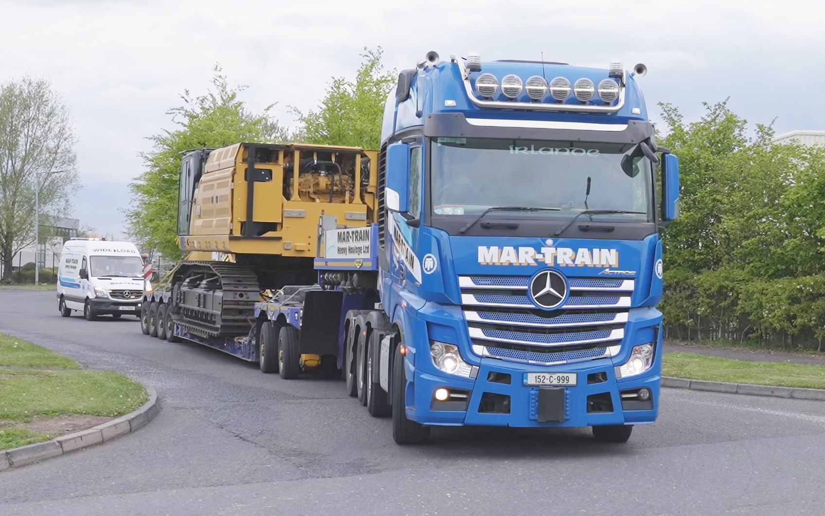 4k奔驰卡车运输全新cat 374挖掘机_哔哩哔哩 (゜-゜)つロ 干杯~-bili