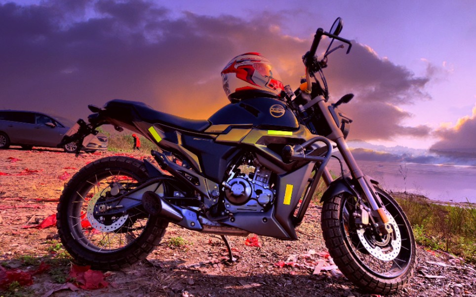 启典150g1排水沟过弯,差点翻车了