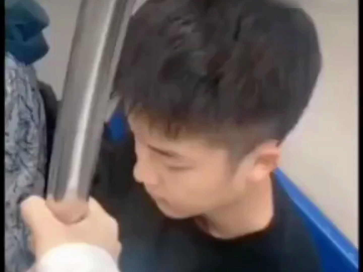 地铁上搭讪可爱的奶狗弟弟!#帅哥合集#崩坏3 #游戏推荐