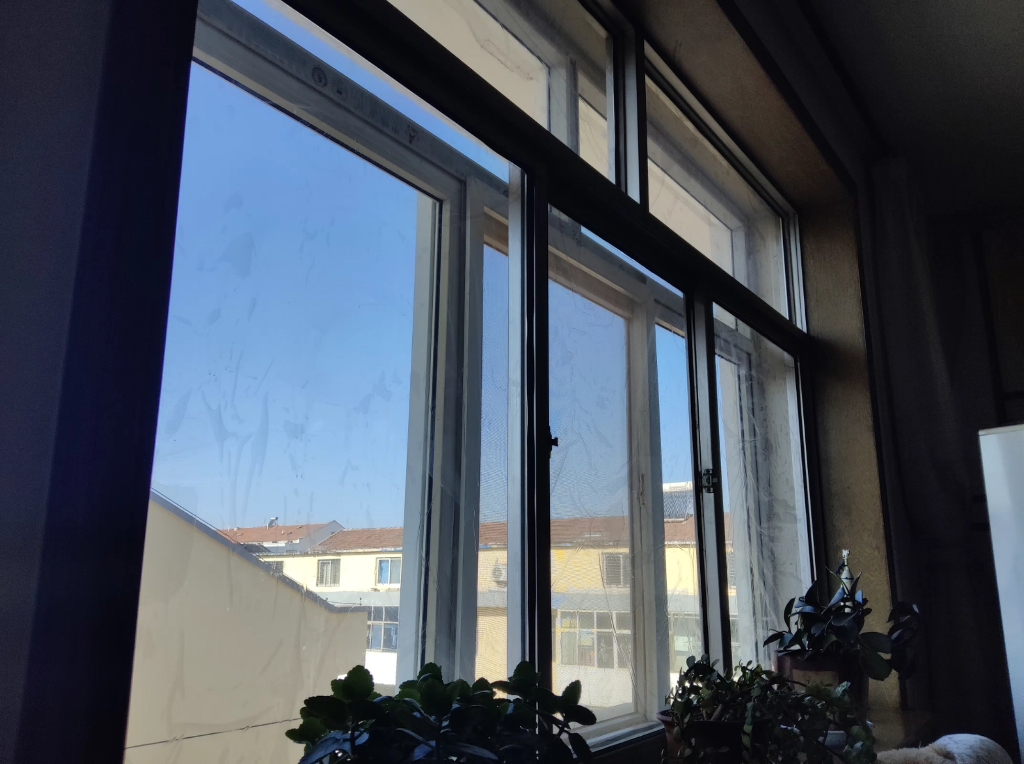 天空是蔚蓝色,窗外有千纸鹤.