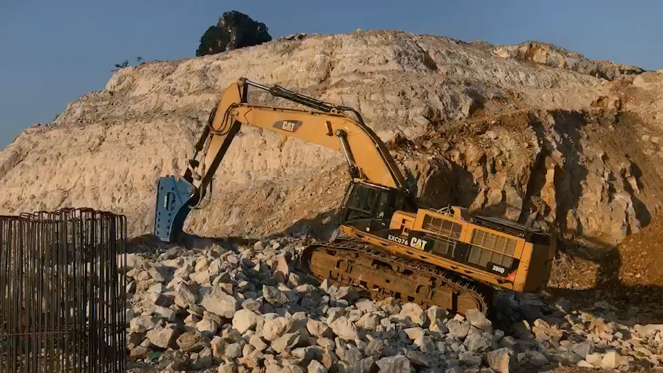 卡特390d挖掘机破碎作业(1)