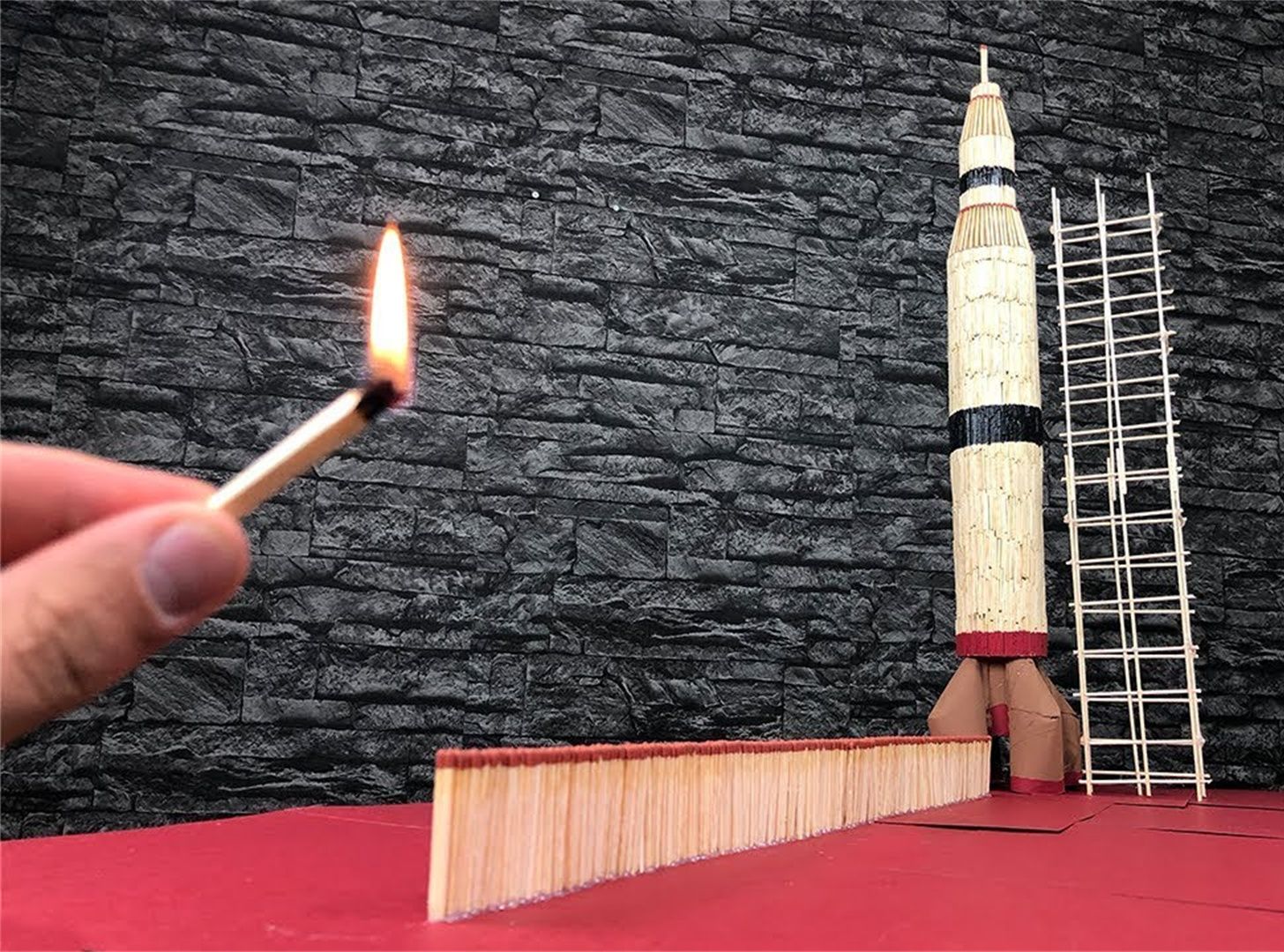 使用上万根火柴制作火箭,点火的瞬间,会有怎样有趣的画面?