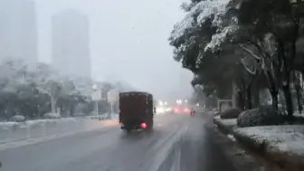 Скачать видео: 湘潭下雪了，岳塘区吉安路