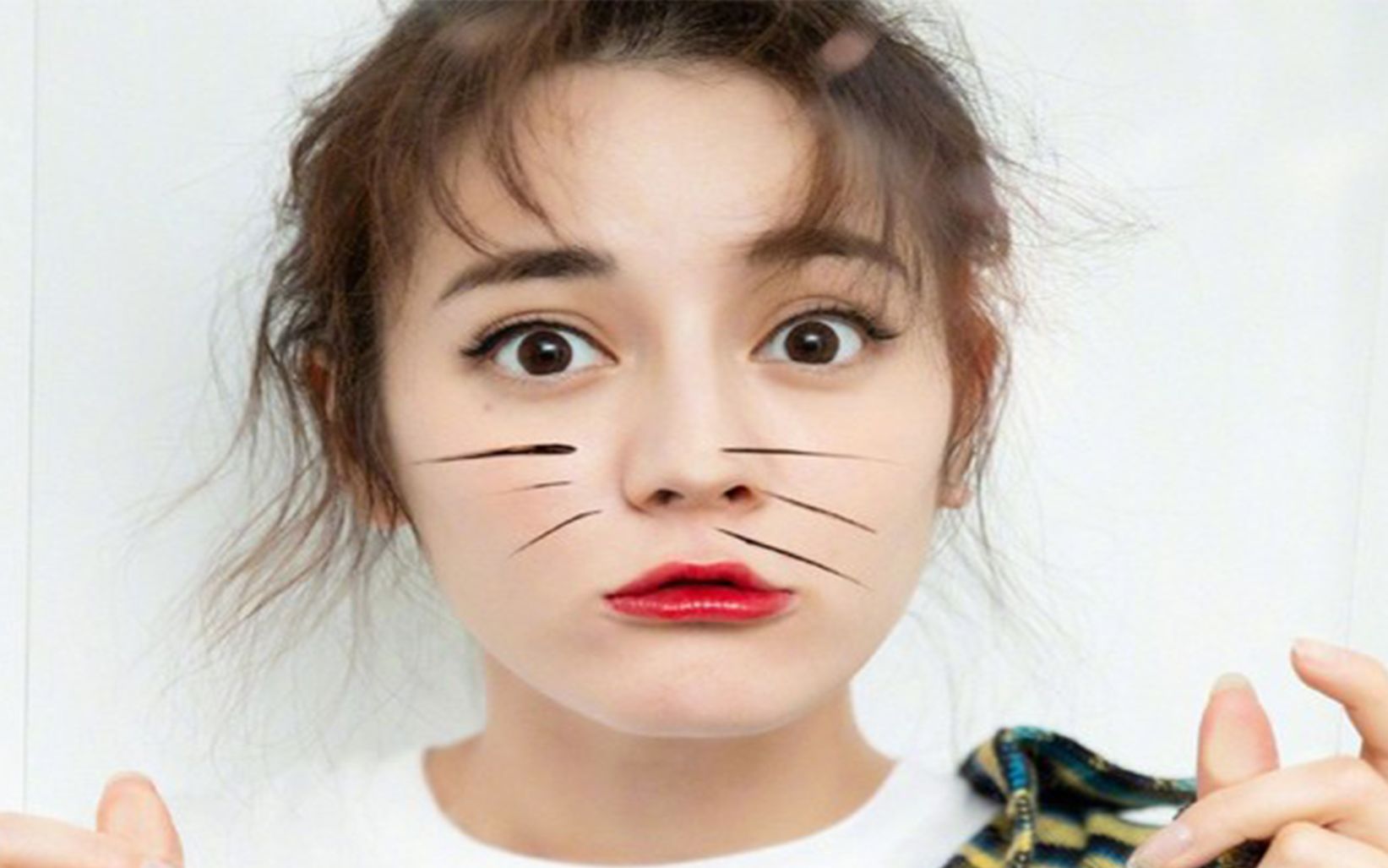 迪丽热巴给邓伦辣条向他撒娇,百变奶音太可爱了,热巴撒娇名场面