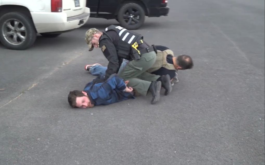 美国抓捕秀美国赏金猎人pattymayo抓捕格斗高手摄影师jared助攻