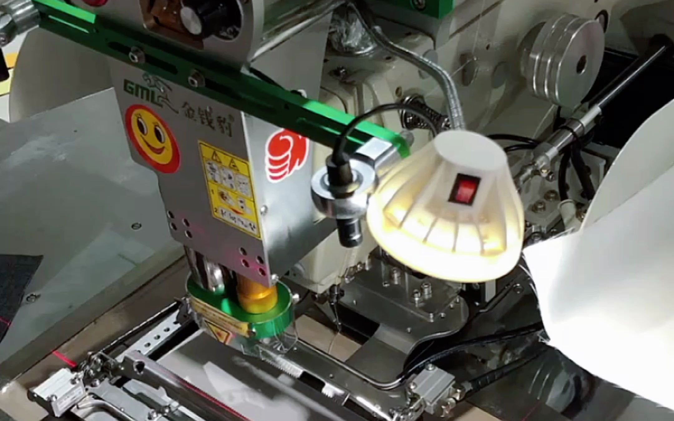 开袋机,平行四边形口袋操作,激光无色无焦,操作就是这么简单#服装设备