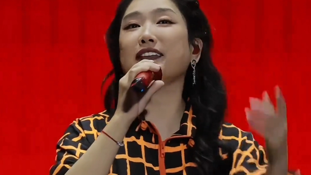 凤凰传奇玲花蒙古语演唱《月亮之上》,听了你也会沉醉其中