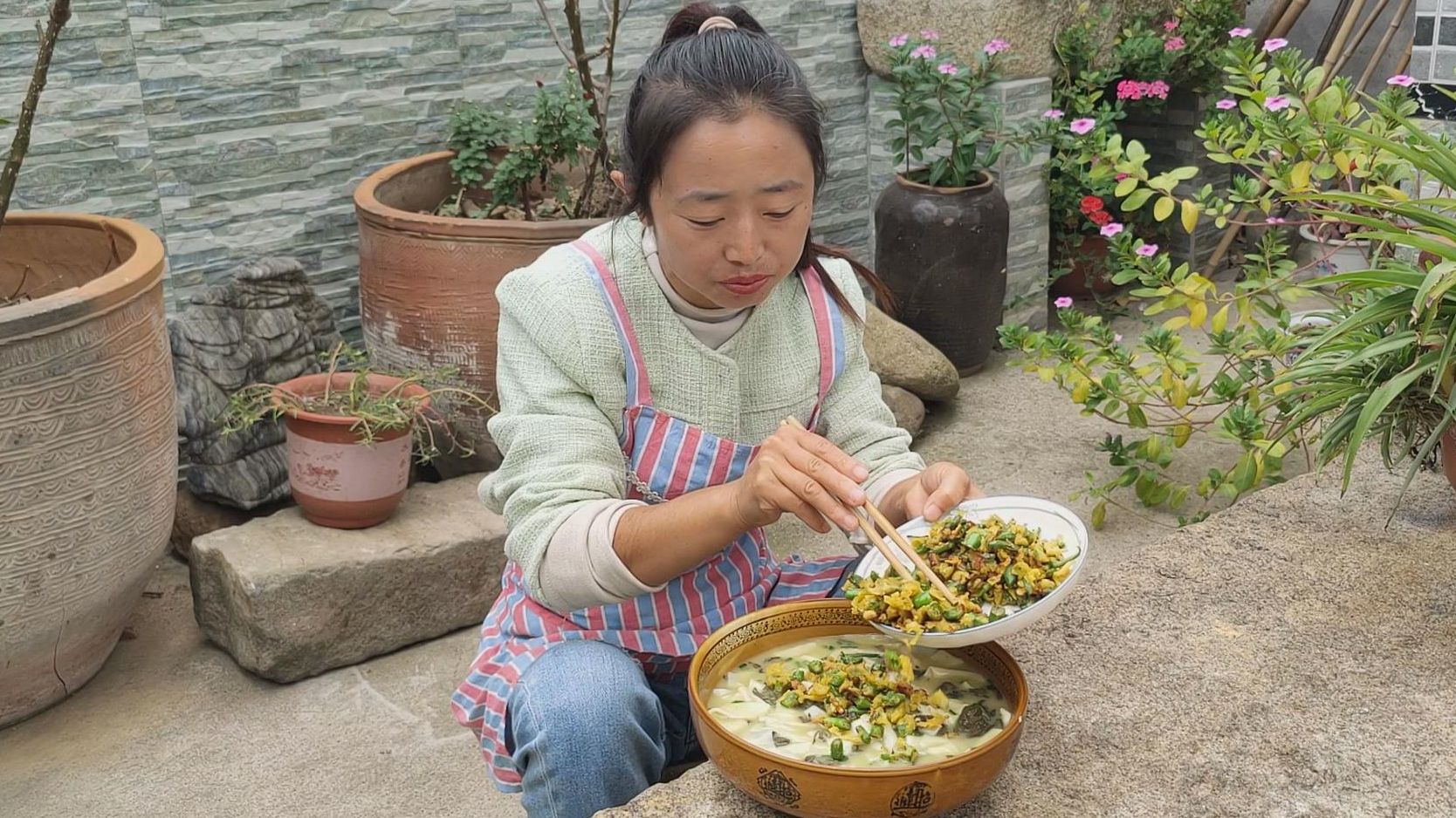 降温了冷飕飕的,农村媳妇做一锅芝麻叶面片,又软又香吃着还暖胃哔哩哔哩bilibili