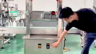 小型果酒白酒塑料防伪盖压盖机测试实拍自动链轨式轧盖机封口机设备